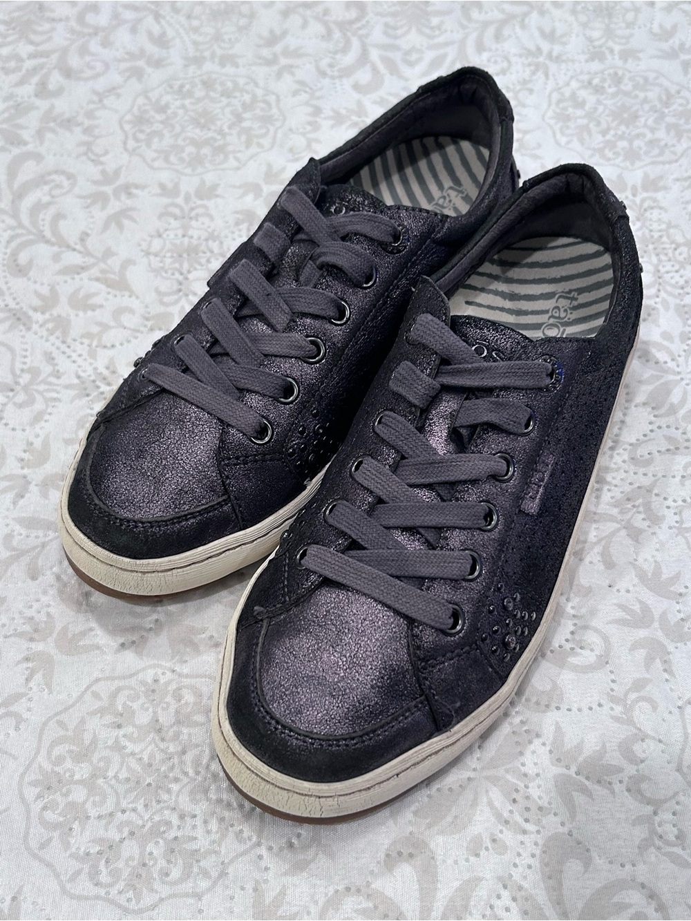 TAOS Women's Shoes Sneakers Freedom Gray Metallic Leather Lace Up Comfort Sz 8.5